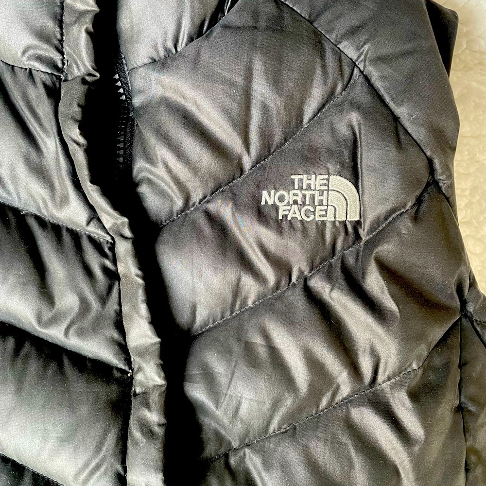 Like new - black north face 550 vest